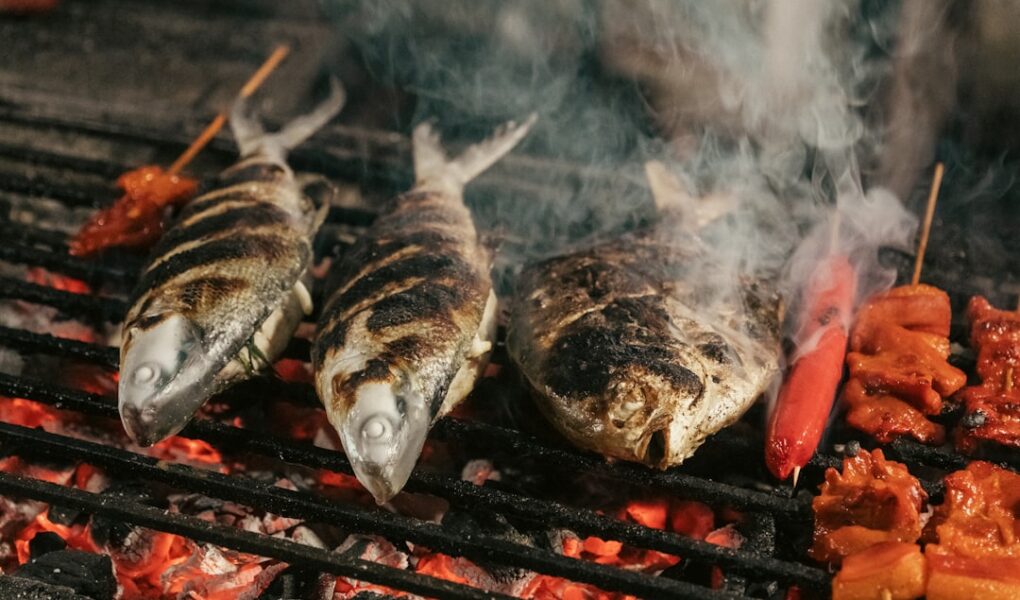 Grillet Fisk – En Dykk Ned i Smaker og Teknikker