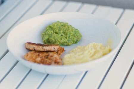 Ukens Oppskrift: Kremet Fiskefrikadeller med Ertepuré